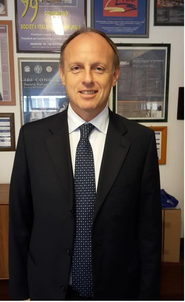 Dott. Pietro Maida, chirurgo bariatrico, nel suo studio